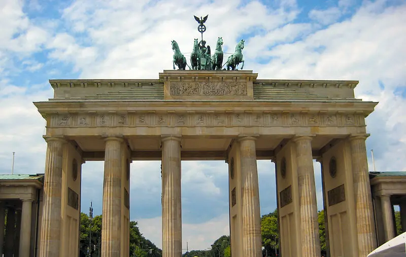 800px-Brandenburg_Gate