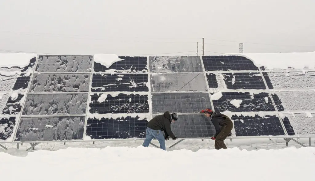 What Happens When There's Snow on Solar Panels? (2024) - EcoWatch