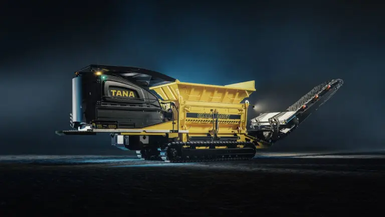 Electric shredder combines clean operations and mobility