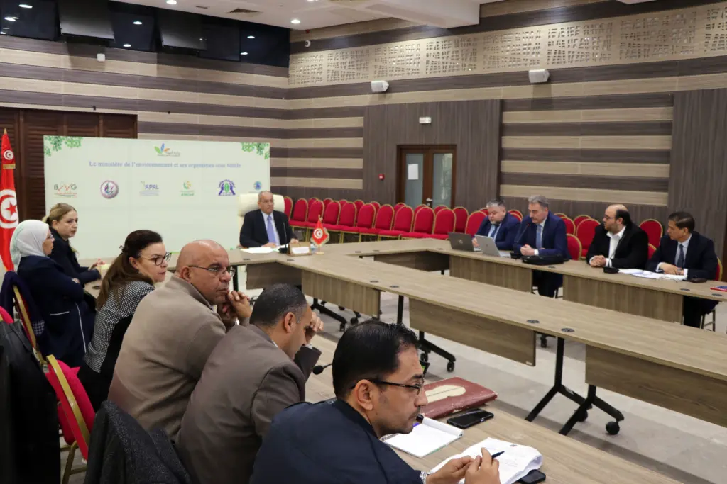 Tunisian Environment Minister met WTEI: management Board Member of WTEI runs the presentation.